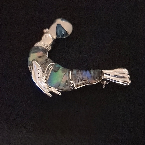 Napier Jewelry - NAPIER. SEAL BROOCH WITH TWO TONE BALL.